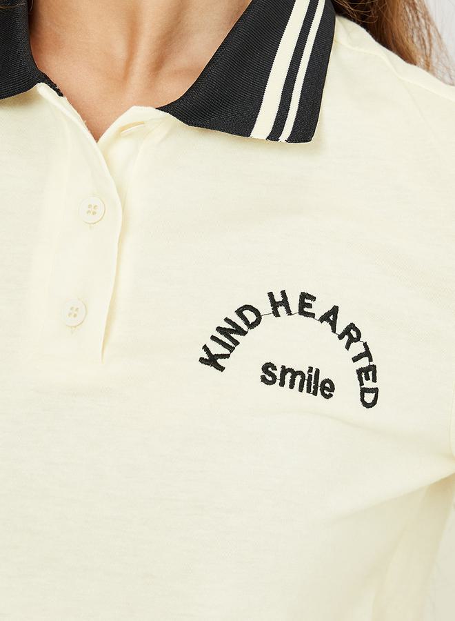 ستايلي تيشيرت بولو بقصة عادية وتفاصيل مطرزة - Image 3